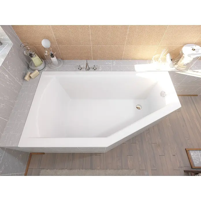 Bad Land Eckbadewanne - L x B: 150 x 90 cm, Sanitäracryl, Weiß - Weiße Eckbadewanne mit Chromarmaturen, in einem gefliesten Bad mit Holzboden und Badezimmeraccessoires.