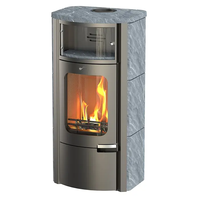 Kaminofen Prestige - 7 kW, Raumheizvermögen: 200 m³, Material Verkleidung: Speckstein - Moderner Kaminofen aus dunklem Metall mit grauen Steinplatten, zwei Glastüren und sichtbarem Feuer.