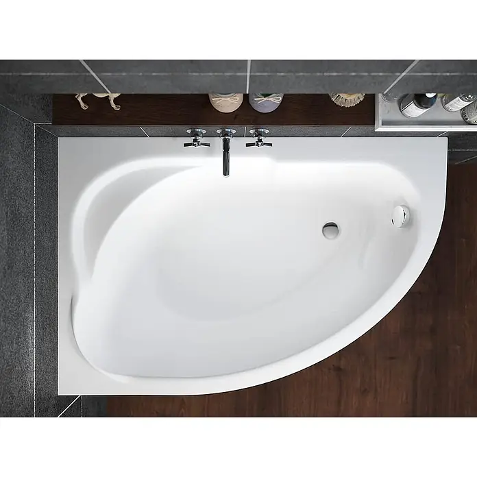 Bad Land Eckbadewanne - L x B: 130 x 85 cm, Sanitäracryl, Weiß - Weiße asymmetrische Eckbadewanne mit Chromarmatur, Abfluss und Überlauf in modernem Badezimmer.