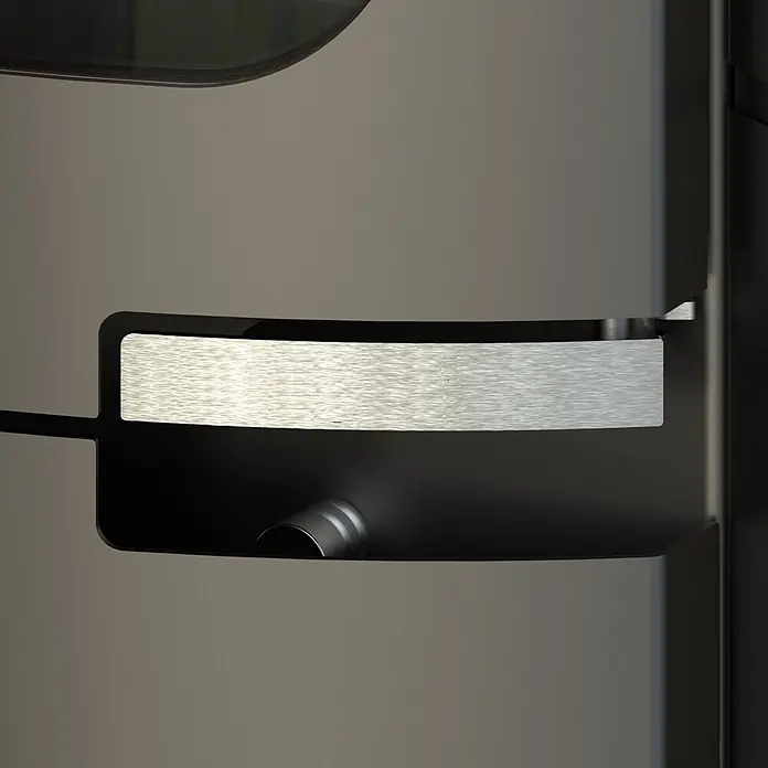 Kaminofen Prestige - 7 kW, Raumheizvermögen: 200 m³, Material Verkleidung: Stahl - Moderner Gerätegriff mit dunklem Rahmen und horizontalem Einsatz aus gebürstetem Edelstahl.
