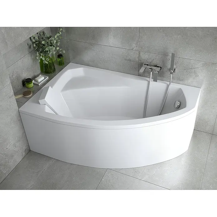 Bad Land Eckbadewanne RIMA Acryl-Eckwanne 170 x 110 cm links Weiß, inkl. Acrylschürze - Sanitäracryl, Weiß - Weiße Acryl-Eckbadewanne mit Chromarmatur und Brausekopf in einem gefliesten Bad.