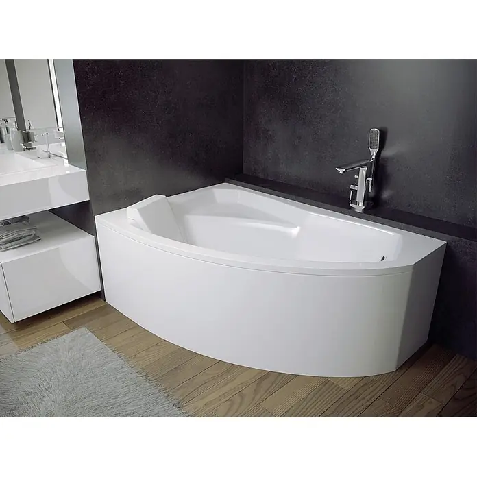 Bad Land Eckbadewanne - L x B: 170 x 110 cm, Sanitäracryl, Weiß - Weiße moderne Eckbadewanne mit Chromarmatur in einem zeitgenössischen Badezimmer.