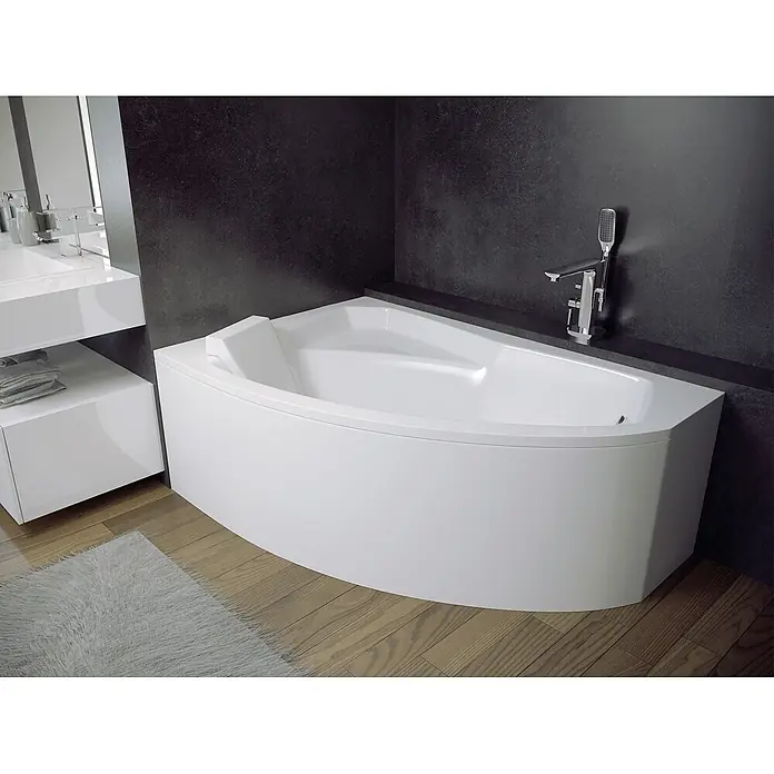 Bad Land Eckbadewanne RIMA Acryl-Eckwanne 150 x 95 cm links Weiß, inkl. Acrylschürze - Sanitäracryl, Weiß - Weiße Eckbadewanne mit integrierter Kopfstütze und Chromarmatur in einem modernen Badezimmer.