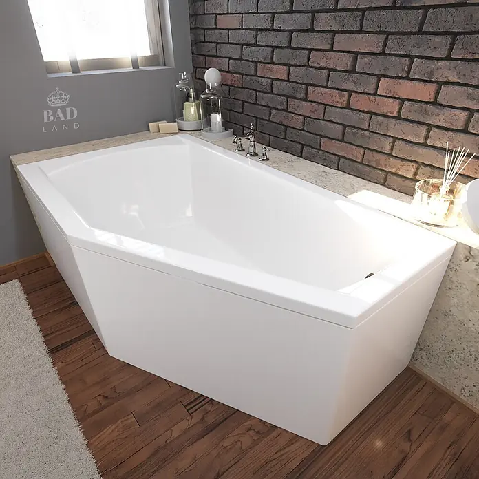 Bad Land Eckbadewanne SELENA Acryl-Eckwanne 160 x 90 cm links Weiß, inkl. Acrylschürze - Sanitäracryl, Weiß - Weiße moderne Badewanne in einem Badezimmer mit Ziegelwand und Holzboden.