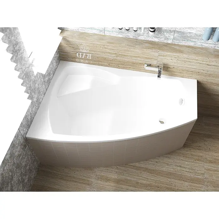 Bad Land Eckbadewanne FRIDA Acryl-Eckwanne 140 x 90 cm links Weiß - Sanitäracryl, Weiß - Weiße Eckbadewanne mit beigefarbener Fliesenfront, modernem Wasserhahn und Ablauf.