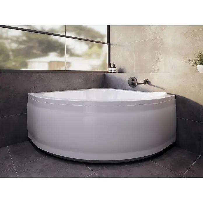 Bad Land Eckbadewanne - L x B: 130 x 130 cm, Sanitäracryl, Weiß - Weiße Eckbadewanne in einem modernen Badezimmer mit grauen Fliesen und Fenster.
