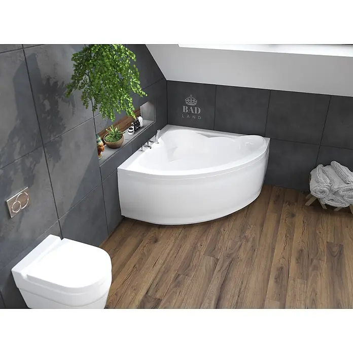 Bad Land Eckbadewanne STANDARD Acryl-Eckwanne 120 x 120 cm Weiß - Sanitäracryl, Weiß - Weiße Eckbadewanne in einem modernen Badezimmer mit dunklen Fliesen und Holzfußboden.