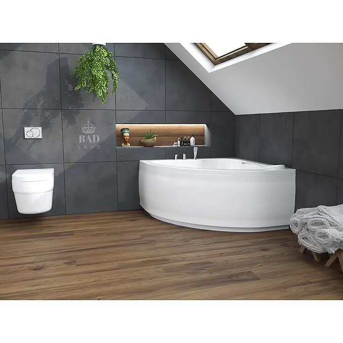 Bad Land Eckbadewanne - L x B: 130 x 130 cm, Sanitäracryl, Weiß - Weiße Eckbadewanne in einem modernen Dachbad mit dunkelgrauen Wänden, Holzfußboden und beleuchteter Nische.