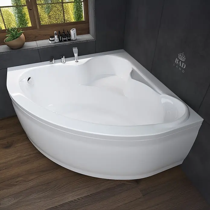 Bad Land Eckbadewanne - L x B: 130 x 130 cm, Sanitäracryl, Weiß - Weiße Eckbadewanne mit Armatur und Duschkopf, in einem modernen Badezimmer.