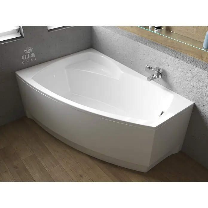 Bad Land Eckbadewanne FRIDA Acryl-Eckwanne 140 x 90 cm links Weiß - Sanitäracryl, Weiß - Weiße asymmetrische Eckbadewanne mit glatter Oberfläche, in einem modernen Badezimmer installiert.
