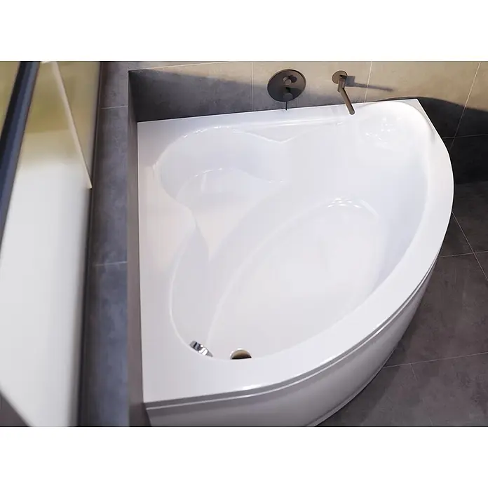 Bad Land Eckbadewanne - L x B: 130 x 130 cm, Sanitäracryl, Weiß - Weiße Eckbadewanne mit dunklem, modernem Wasserhahn und Bedienknopf.