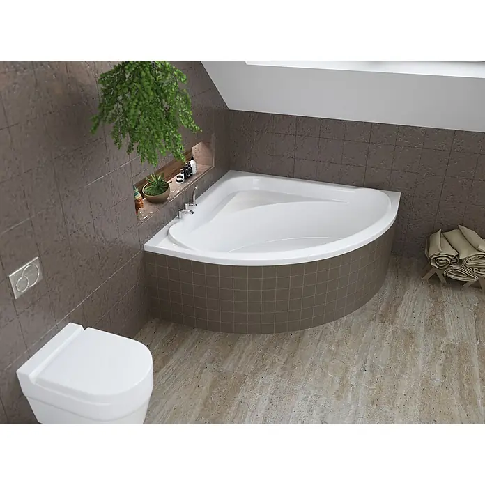 Bad Land Eckbadewanne STANDARD Acryl-Eckwanne 140 x 140 cm Weiß, inkl. Styroporverkleidung - Sanitäracryl, Weiß - Weiße Eckbadewanne mit brauner Fliesenverkleidung in einem modernen Bad neben einer Toilette.