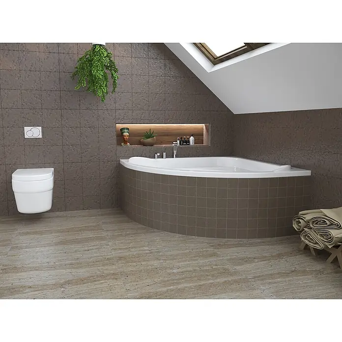 Bad Land Eckbadewanne STANDARD Acryl-Eckwanne 140 x 140 cm Weiß, inkl. Styroporverkleidung - Sanitäracryl, Weiß - Modernes Badezimmer mit dunkelbraunen strukturierten Wandfliesen, einer weißen Eckbadewanne und hellbraunen Bodenfliesen.