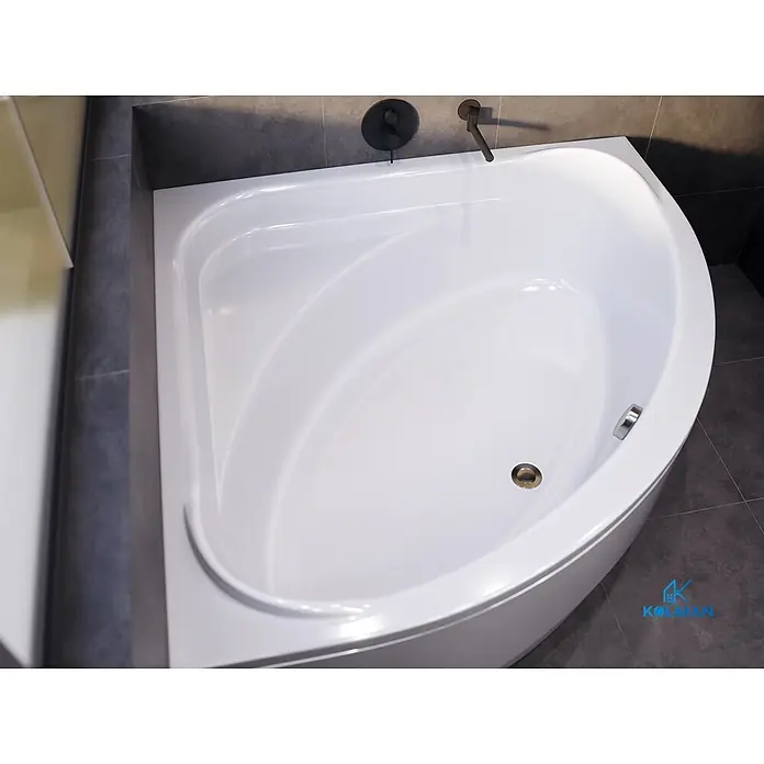 Bad Land Eckbadewanne STANDARD Acryl-Eckwanne 140 x 140 cm Weiß - Sanitäracryl, Weiß - Weiße Eckbadewanne in einem modernen Bad mit dunkelgrauen Fliesen und schwarzen Wandarmaturen.