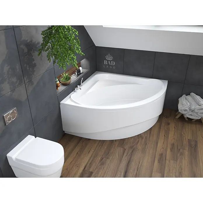 Bad Land Eckbadewanne STANDARD Acryl-Eckwanne 140 x 140 cm Weiß, inkl. Acrylschürze - Sanitäracryl, Weiß - Weiße Eckbadewanne in einem modernen Badezimmer, integriert in eine geflieste Ecke.