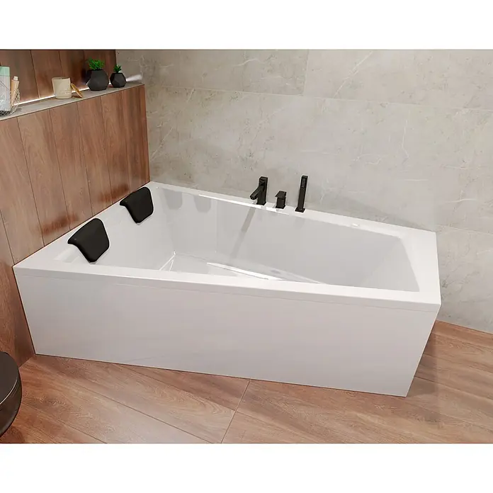 Bad Land Eckbadewanne - L x B: 160 x 90 cm, Sanitäracryl, Weiß - Weiße Badewanne mit schwarzen Kopfstützen und schwarzen Armaturen in einem modernen Badezimmer mit Holz- und Marmorwänden.