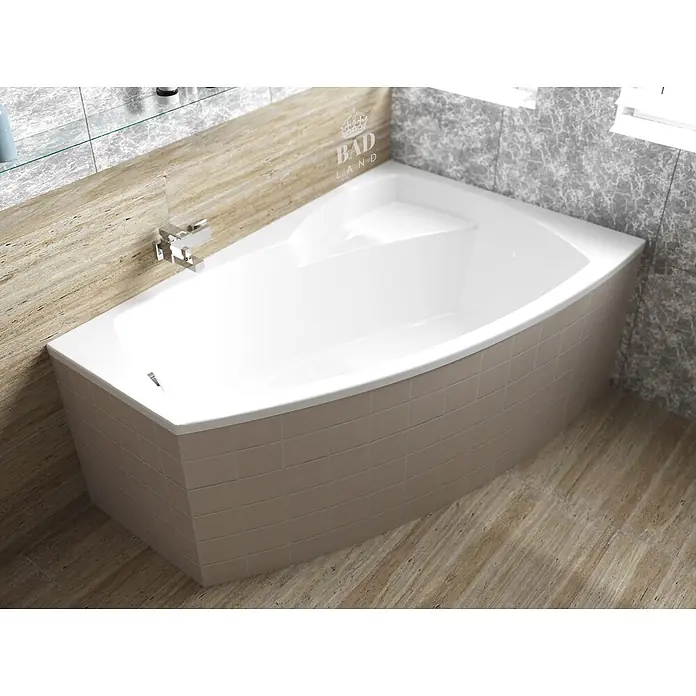 Bad Land Eckbadewanne FRIDA Acryl-Eckwanne 140 x 80 cm rechts Weiß - Sanitäracryl, Weiß - Weiße Eckbadewanne mit integriertem Sitz und beigefliester Schürze, in einem Badezimmer installiert.