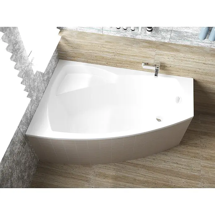 Bad Land Eckbadewanne - L x B: 140 x 90 cm, Sanitäracryl, Weiß - Weiße Eckbadewanne mit geschwungener, gefliester Basis, modernem Chromhahn und Abfluss, in gefliestem Badezimmer installiert.