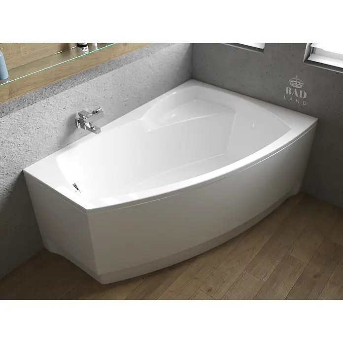 Bad Land Eckbadewanne FRIDA Acryl-Eckwanne 140 x 80 cm rechts Weiß - Sanitäracryl, Weiß - Weiße Eckbadewanne mit integriertem Sitz, in einem modernen Badezimmer installiert.