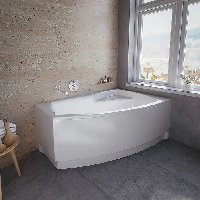 Bad Land Eckbadewanne FRIDA Acryl-Eckwanne 150 x 100 cm rechts Weiß, inkl. Acrylschürze - Sanitäracryl, Weiß - Weiße Eckbadewanne mit geschwungener Frontplatte, in einem modernen Bad neben einem großen Fenster installiert.