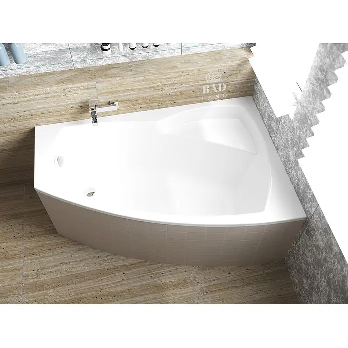 Bad Land Eckbadewanne FRIDA Acryl-Eckwanne 140 x 80 cm rechts Weiß - Sanitäracryl, Weiß - Weiße Acryl-Eckbadewanne mit hellbeigem Fliesensockel, in einem Badezimmer installiert.
