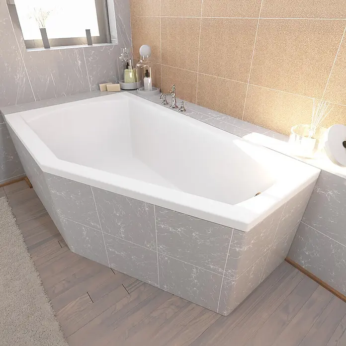 Bad Land Eckbadewanne - L x B: 150 x 90 cm, Sanitäracryl, Weiß - Weiße Badewanne mit abgewinkeltem Design, in einem modernen Fliesenbad mit Holzfußboden und Tageslicht installiert.