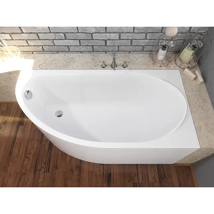 Bad Land Eckbadewanne MIKI Acryl-Eckwanne 145 x 85 cm rechts Weiß - Sanitäracryl, Weiß - Weiße Einbau-Badewanne mit Chromarmaturen, in eine Steinplatte in einem Badezimmer mit Ziegelwand und Holzboden eingelassen.