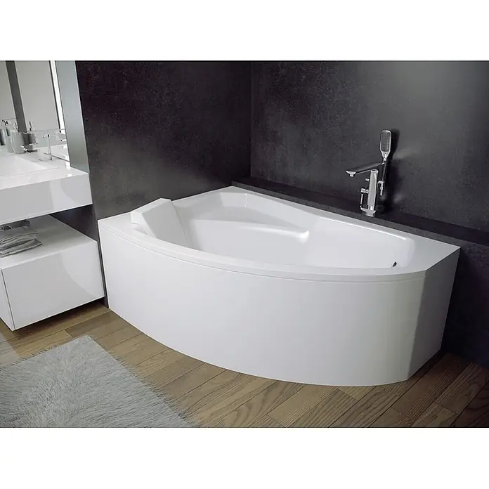 Bad Land Eckbadewanne - L x B: 130 x 85 cm, Sanitäracryl, Weiß - Weiße Eckbadewanne mit integrierter Armatur und Handbrause, in einem modernen Badezimmer.