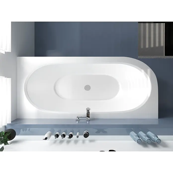 Bad Land Eckbadewanne AVITA Acryl-Eckwanne 170 x 75 cm rechts Weiß, inkl. Acrylschürze - Sanitäracryl, Weiß - Moderne weiße ovale Badewanne mit Chromarmatur in einem zeitgenössischen Badezimmer.