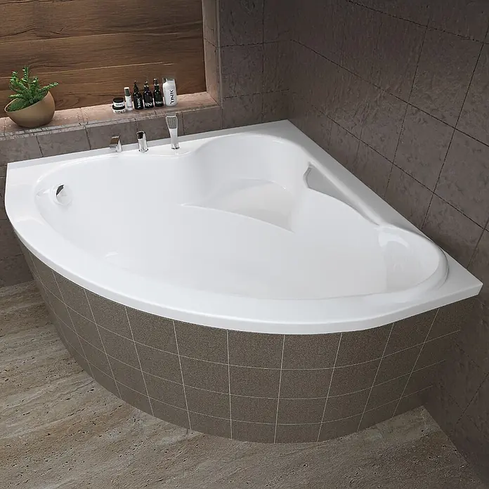Bad Land Eckbadewanne STANDARD Acryl-Eckwanne 120 x 120 cm Weiß, inkl. Styroporverkleidung - Sanitäracryl, Weiß - Weiße Eckbadewanne mit integriertem Sitz und Chromarmaturen, in einem gefliesten Bad installiert.