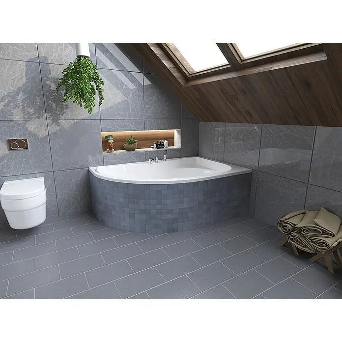 Bad Land Eckbadewanne - L x B: 170 x 110 cm, Sanitäracryl, Weiß - Modernes Badezimmerdesign mit grauen Marmor-Effekt-Fliesen, einer weißen Eckbadewanne und einer dunklen Holz-Dachschräge mit Oberlichtern.