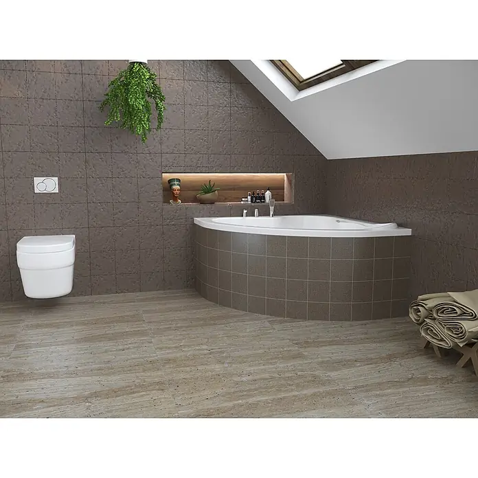 Bad Land Eckbadewanne STANDARD Acryl-Eckwanne 120 x 120 cm Weiß, inkl. Styroporverkleidung - Sanitäracryl, Weiß - Ein modernes Badezimmer mit wandhängendem WC, großer Eckbadewanne und einer eingebauten Ablage, alles vor braunen Fliesenwänden und -boden.