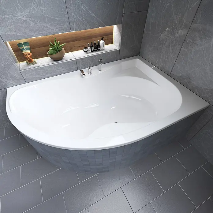 Bad Land Eckbadewanne - L x B: 170 x 110 cm, Sanitäracryl, Weiß - Weiße asymmetrische Eckbadewanne mit Chromarmaturen, in einem modernen, grau gefliesten Badezimmer installiert.