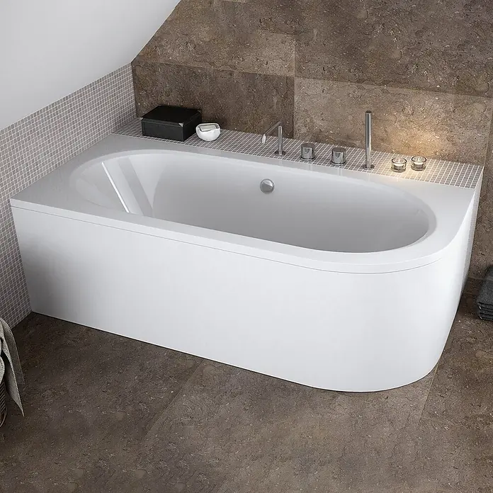Bad Land Eckbadewanne - L x B: 150 x 75 cm, Sanitäracryl, Weiß - Eine elegante, weiße Einbaubadewanne mit abgerundeter Front, an einer gefliesten Wand mit integrierten Armaturen und Badaccessoires.