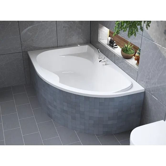 Bad Land Eckbadewanne - L x B: 170 x 110 cm, Sanitäracryl, Weiß - Weiße Eckbadewanne mit gebogener grauer Mosaikverkleidung in einem modernen, grau gefliesten Badezimmer mit Nische.