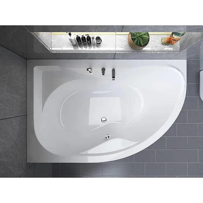 Bad Land Eckbadewanne - L x B: 170 x 110 cm, Sanitäracryl, Weiß - Aufsicht auf eine moderne, weiße Eckbadewanne mit Chromarmaturen in einem grau gefliesten Badezimmer.