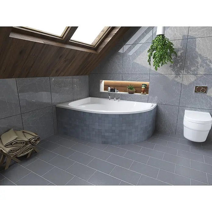 Bad Land Eckbadewanne - L x B: 170 x 110 cm, Sanitäracryl, Weiß - Modernes graues Badezimmer mit Eckbadewanne und wandhängendem WC unter einem Dachfenster.