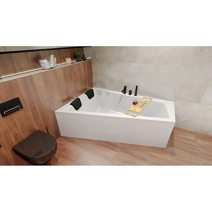 Bad Land Eckbadewanne - L x B: 150 x 85 cm, Sanitäracryl, Weiß - Weißes Rechteckbad in modernem Bad, mit schwarzen Armaturen, zwei Kopfstützen und einem Holzbadebrett mit Weinglas.
