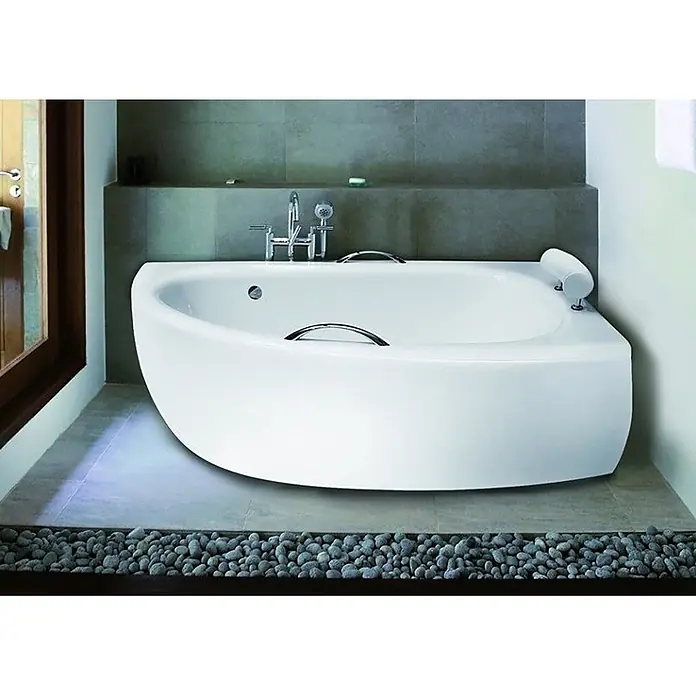Bad Land Eckbadewanne - L x B: 150 x 70 cm, Sanitäracryl, Weiß - Weiße Eckbadewanne mit Chromarmatur, Duschkopf und Haltegriffen in einem modernen Bad mit dekorativem Kiesrand.