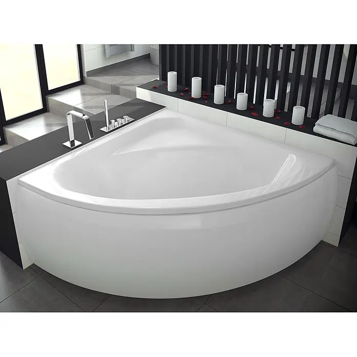 Bad Land Eckbadewanne LUKSJA Acryl-Eckwanne 148 x 148 cm Weiß - Sanitäracryl, Weiß - Weiße Eckbadewanne mit schwarzem Regal, Chromarmatur, Brause, Bedienelementen, Kerzen und Rosenblättern im modernen Bad.