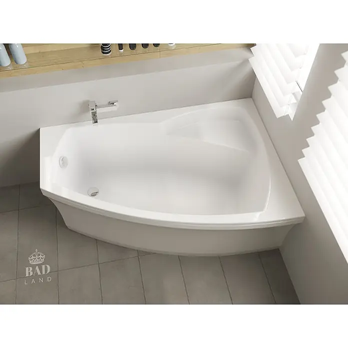 Bad Land Eckbadewanne FRIDA Acryl-Eckwanne 160 x 105 cm rechts Weiß - L x B: 160 x 105 cm, Sanitäracryl, Weiß - Weiße, moderne Eckbadewanne, in einem Badezimmer installiert, mit Chromarmatur.