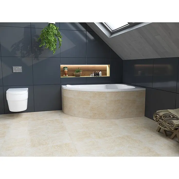 Bad Land Eckbadewanne - L x B: 160 x 105 cm, Sanitäracryl, Weiß - Modernes Bad mit hellbeigen, strukturierten Fliesen auf Boden und gewölbter Badewannenverkleidung.