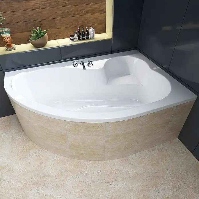 Bad Land Eckbadewanne - L x B: 160 x 105 cm, Sanitäracryl, Weiß - Weiße Eckbadewanne mit Chromarmaturen in einem gefliesten Badezimmer.
