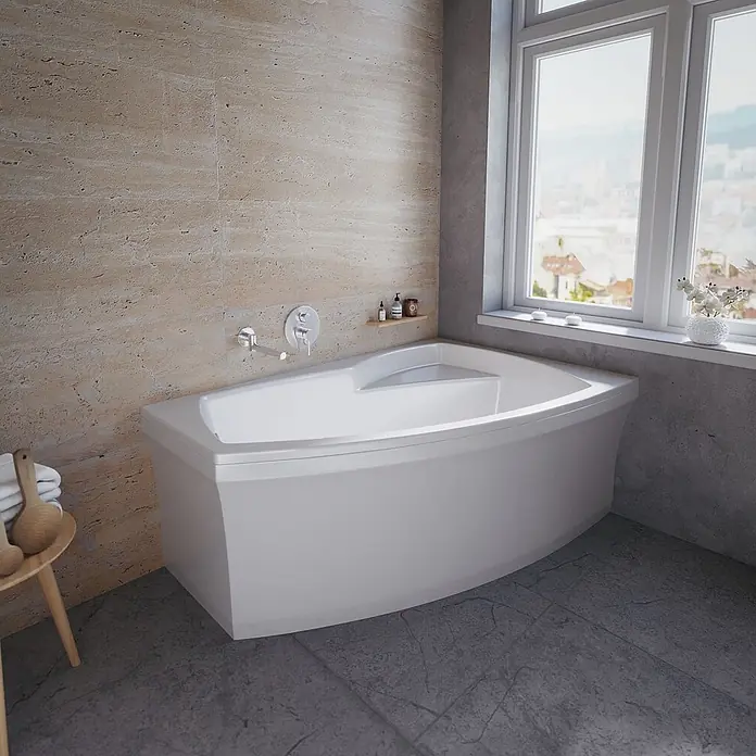 Bad Land Eckbadewanne FRIDA Acryl-Eckwanne 160 x 105 cm rechts Weiß - L x B: 160 x 105 cm, Sanitäracryl, Weiß - Weiße asymmetrische Eckbadewanne in einem modernen Badezimmer mit hellen Steinfliesen und großem Fenster.