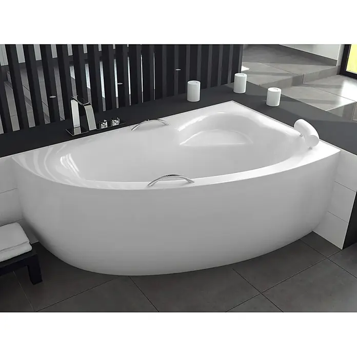 Bad Land Eckbadewanne - L x B: 150 x 100 cm, Sanitäracryl, Weiß - Weiße Eckbadewanne mit Chromarmatur und Griffen, in ein modernes Bad integriert.
