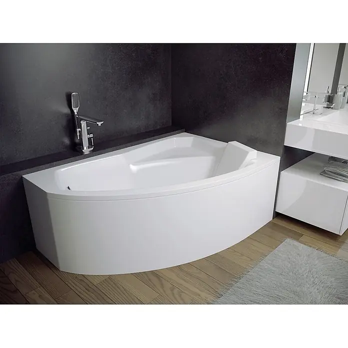 Bad Land Eckbadewanne - L x B: 130 x 85 cm, Sanitäracryl, Weiß - Weiße Eckbadewanne mit Chromarmatur in einem modernen Badezimmer.