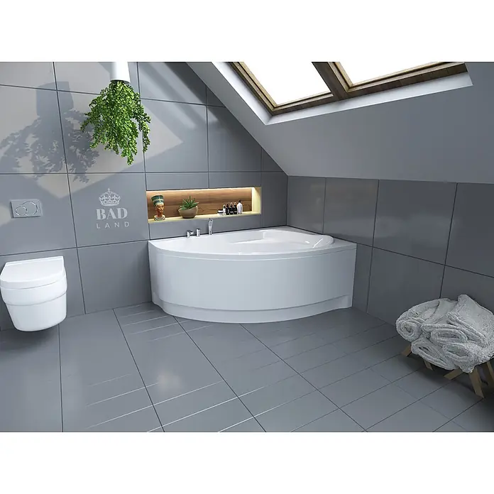 Bad Land Eckbadewanne MAREA Acryl-Eckwanne 150 x 100 cm rechts Weiß - Sanitäracryl, Weiß - Weiße Eckbadewanne in einem modernen Badezimmer mit grauen Fliesen und Dachfenster.