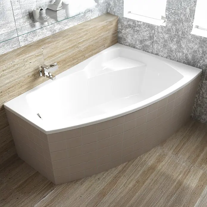 Bad Land Eckbadewanne - L x B: 150 x 90 cm, Sanitäracryl, Weiß - Weiße Eckbadewanne mit integriertem Sitz und hellbeigefliester Schürze, in einem modernen Badezimmer installiert.