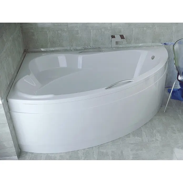 Bad Land Eckbadewanne ADA Acryl-Eckwanne 140 x 90 cm links Weiß - Sanitäracryl, Weiß - Weiße Eckbadewanne mit Chromgriffen in einem gefliesten Badezimmer.