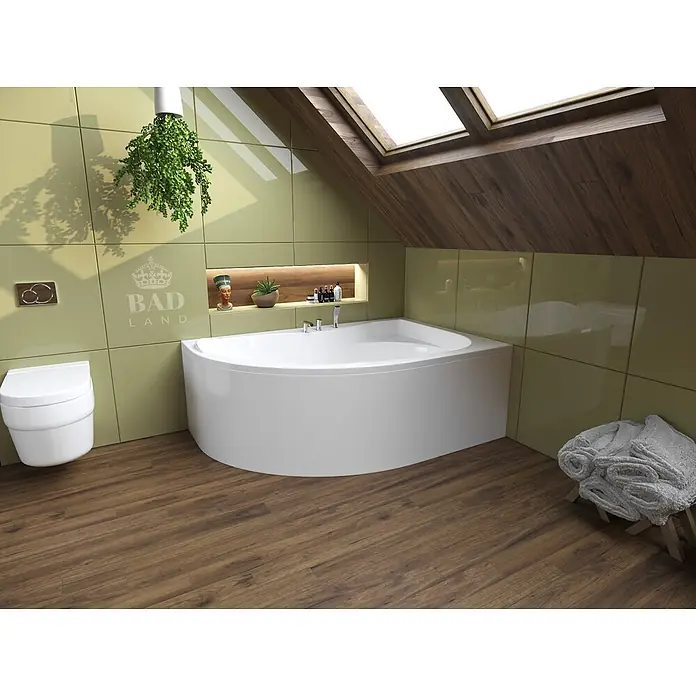 Bad Land Eckbadewanne DORA Acryl-Eckwanne 170 x 110 cm rechts Weiß - Sanitäracryl, Weiß - Weiße Eckbadewanne in einem modernen Badezimmer mit olivgrünen Fliesen, Holzfußboden und Dachfenster.